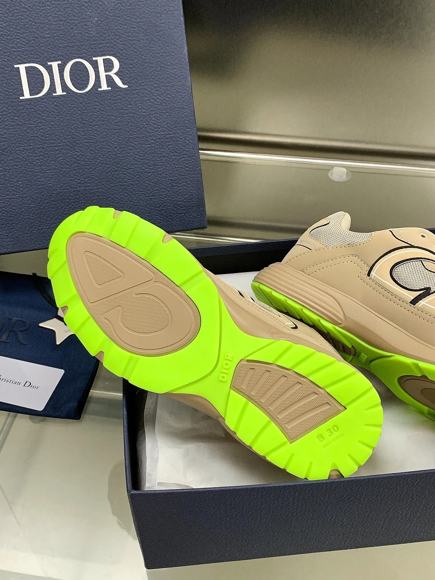 👟👟Ex-factory price 660👟👟 Newly upgraded Dior B30 series dad sneakers. New B30 sneakers. Dad Shoes style shoes that follow the trend of the retro market. The Dior logo on the tongue also indicates that this pair of shoes is the B30 model! B30 uses fine-textured leather and mesh cloth materials to form a shoe body. There are conspicuous letters CD on both sides of the shoe body to indicate identity. Many lines on the shoe body outline details to make the shoes look less monotonous and full of retro flavor. The delivery counter is exquisitely packaged🛍📦 ▪️Fabric: Original customized technical fabric + mesh ▪️Inner lining: Customized breathable lining ▪️Outsole: IP+TPU outsole ▪️Sole thickness: 3.5CM ▪️Size: Women’s size 35-40 / Men’s size 39-45